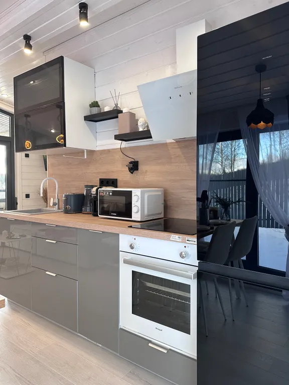 Дом на холме у леса