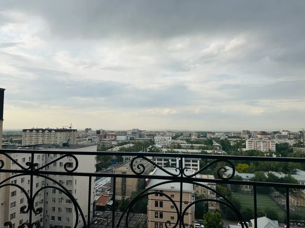 Апартамент в центре города с видом на город на 13 м этаже