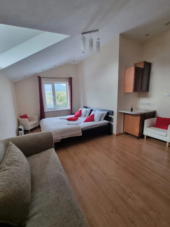 Уютный дом на берегу реки