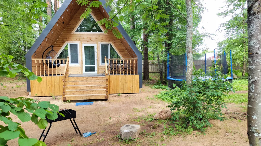 Коттедж Коттедж Амфрейм 6 местный у озера с баней, чаном и детской площадкой с батутом — Ланино