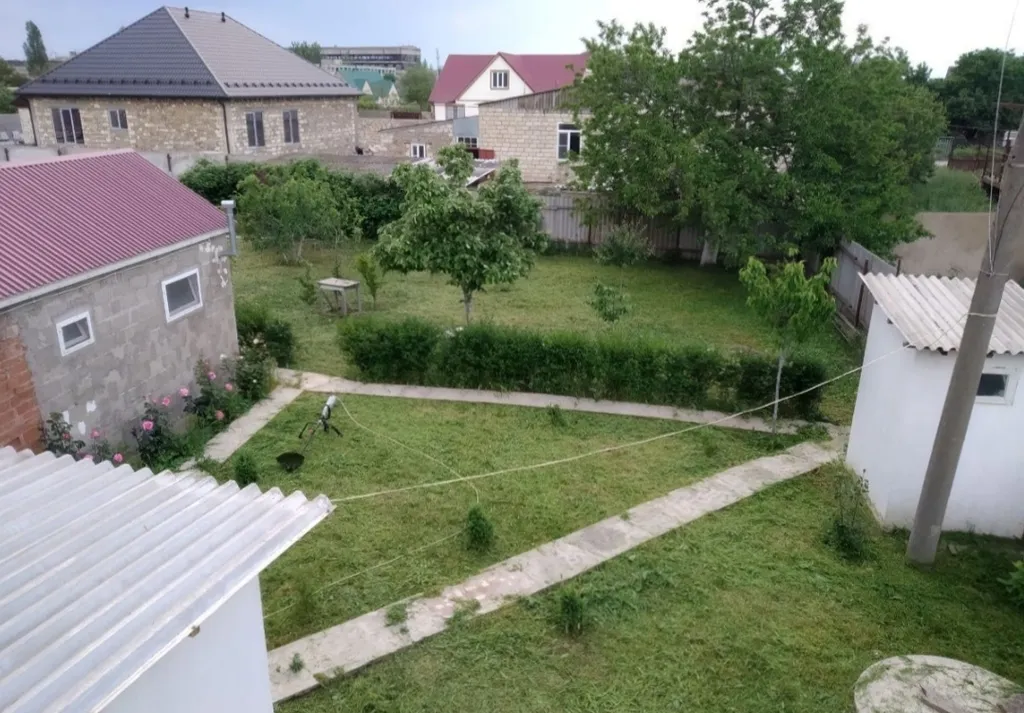 Двухэтажная дача с бассейном