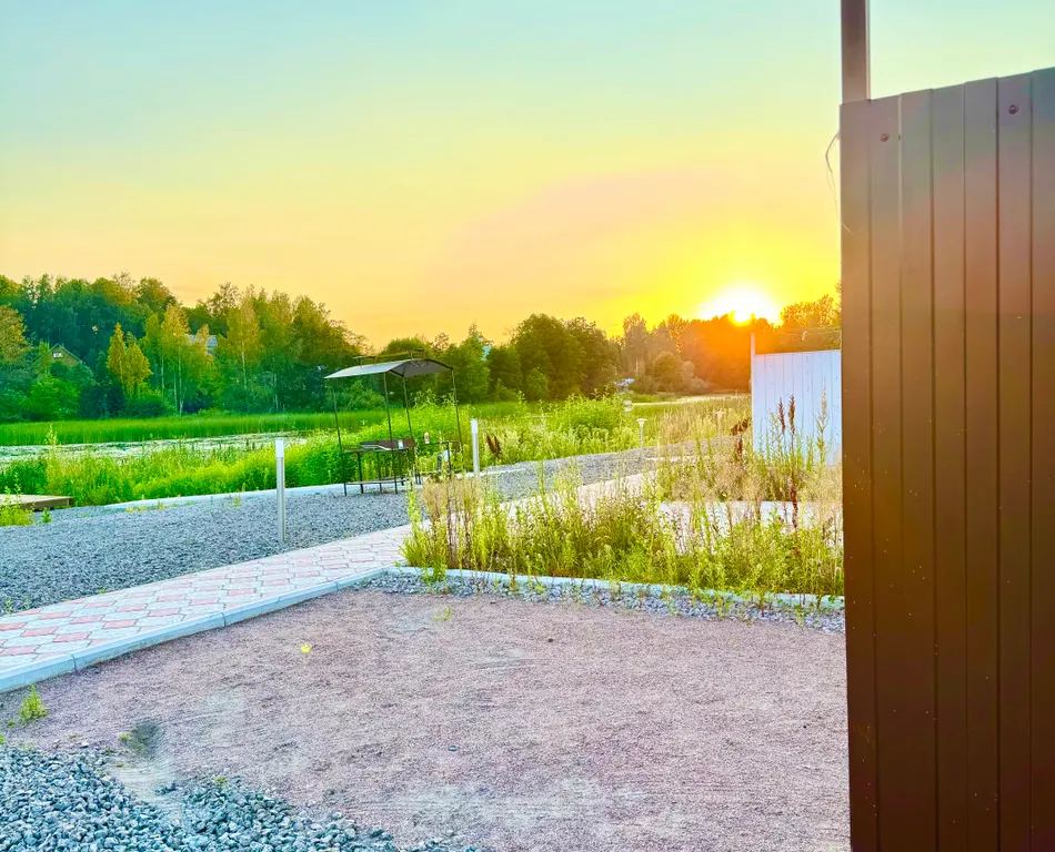 Новый домик на берегу бухты залива