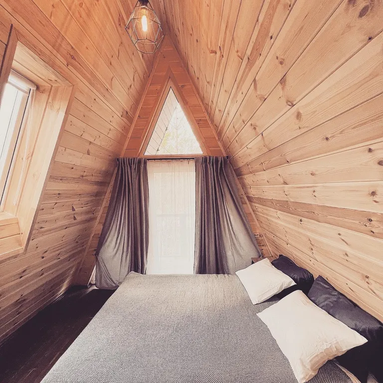 Дом-шале в окружении сосен + зона барбекю с костровой чашей и мангалом