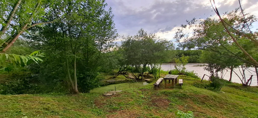 Дом с кораблем на берегу реки