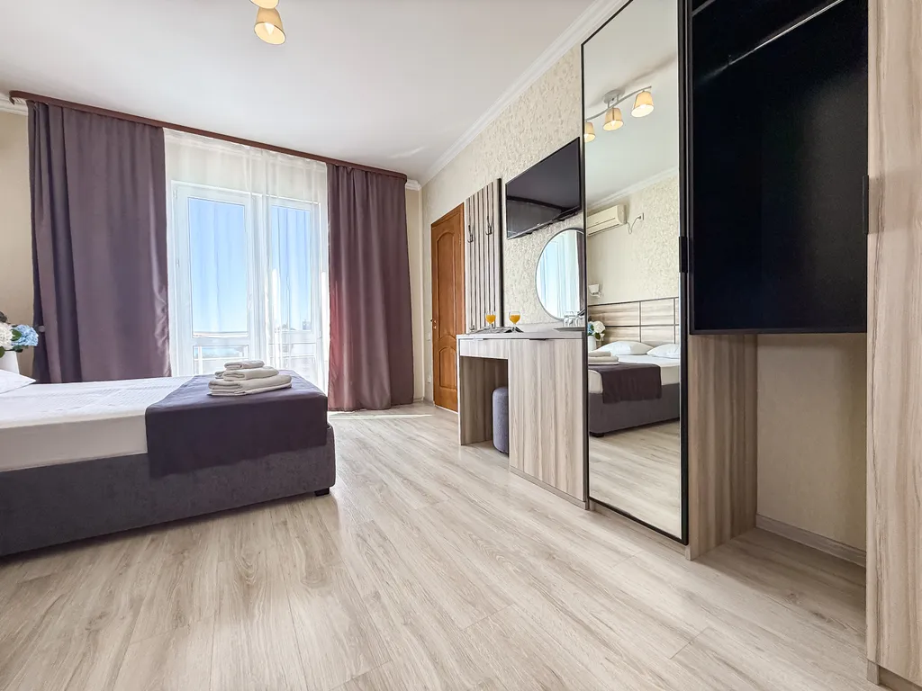 Трёхместный номер с балконом, завтрак, подогрев бассейн, 10 минут море