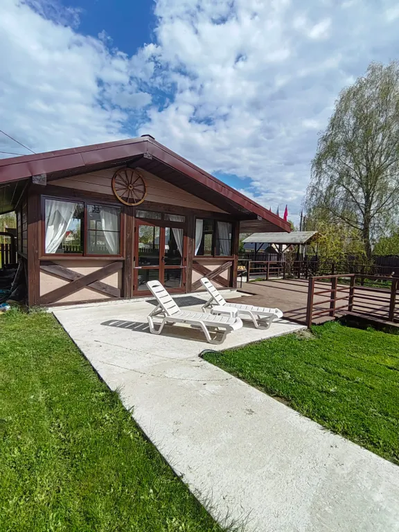 Красивый дом с камином на берегу живописной реки