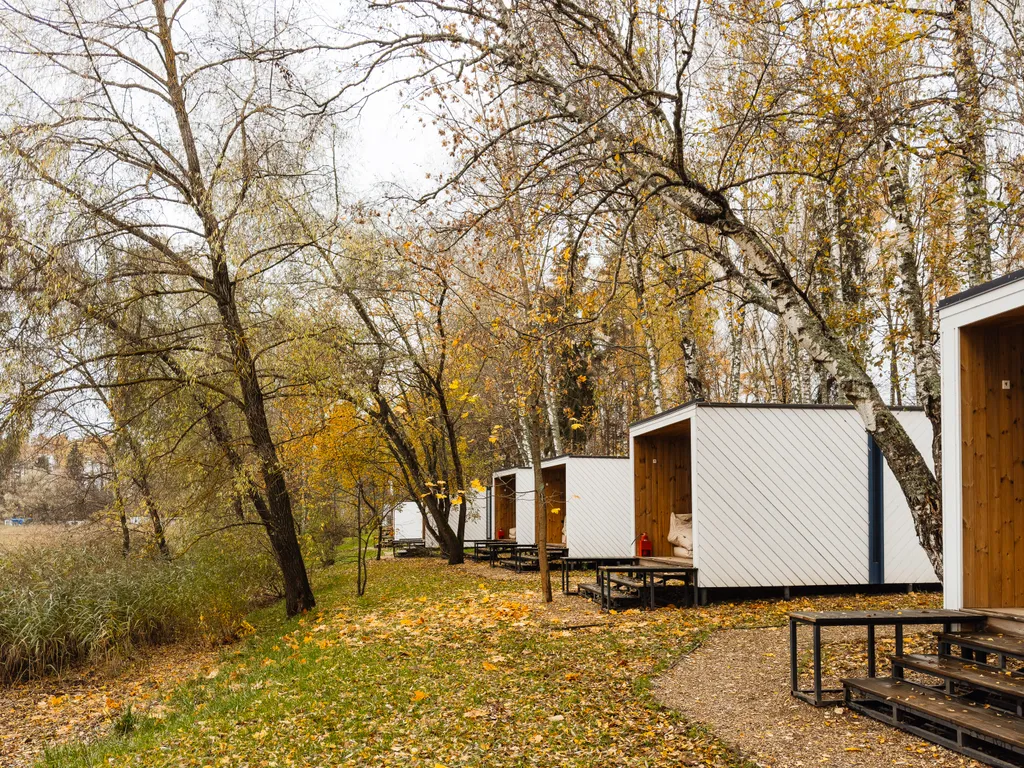 Домик-куб для двоих на берегу реки