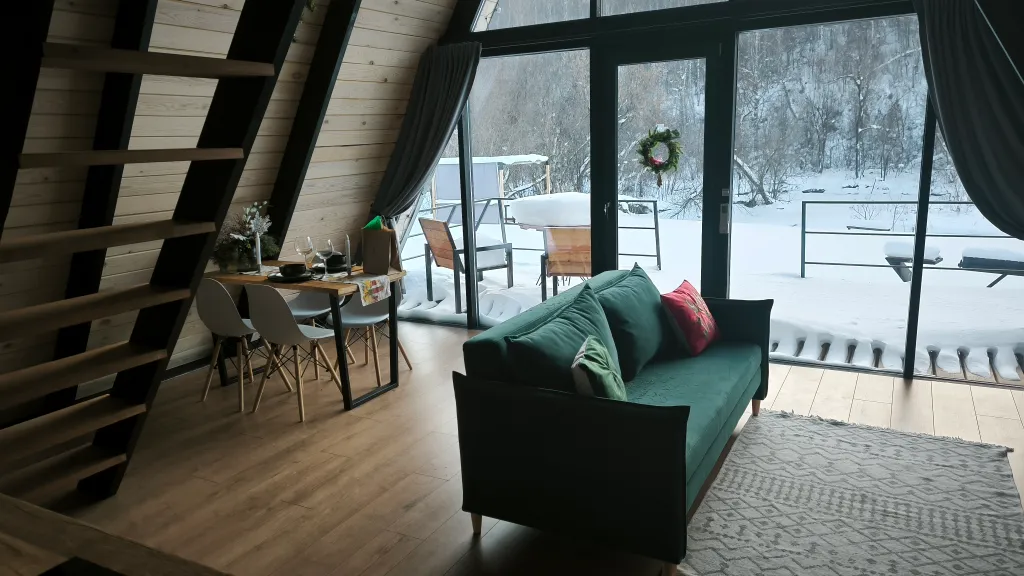 Двухэтажный а-фрейм с панорамным остеклением и террасой