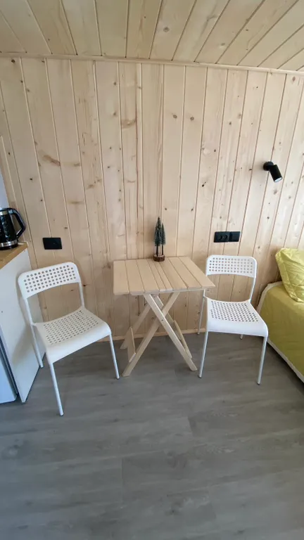 Домик у леса, на территории проживают кролики