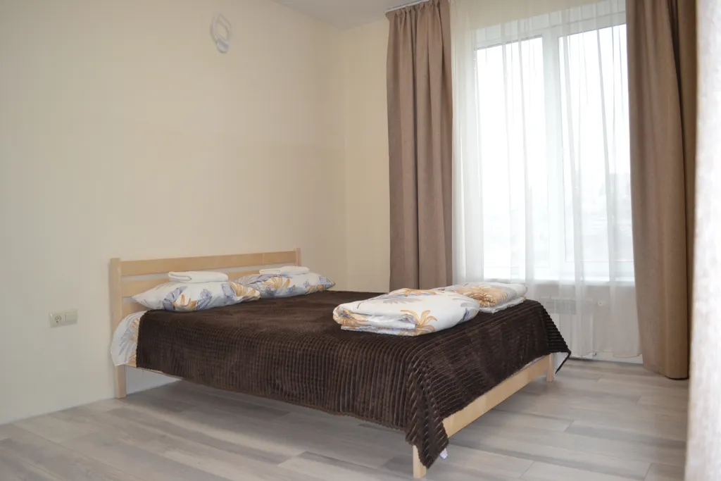 Уютный дом с зеленой лужайкой