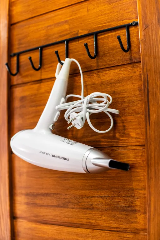 Романтическая студия с камином и балконом в старинном особняке