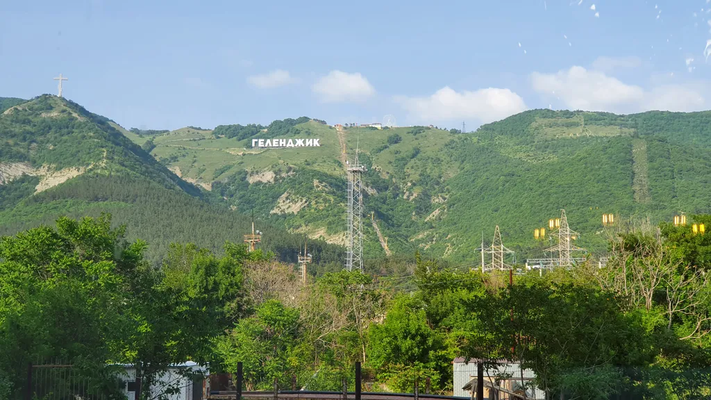 Квартира с видом на горы в 600 метрах от моря по тенистой аллее из сосен