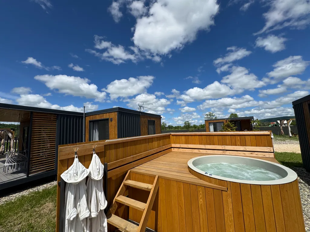 Домик с панорамными окнами и беседкой