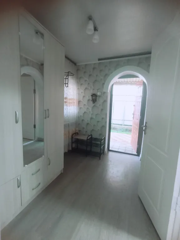 Квартира со своим двориком и стоянкой