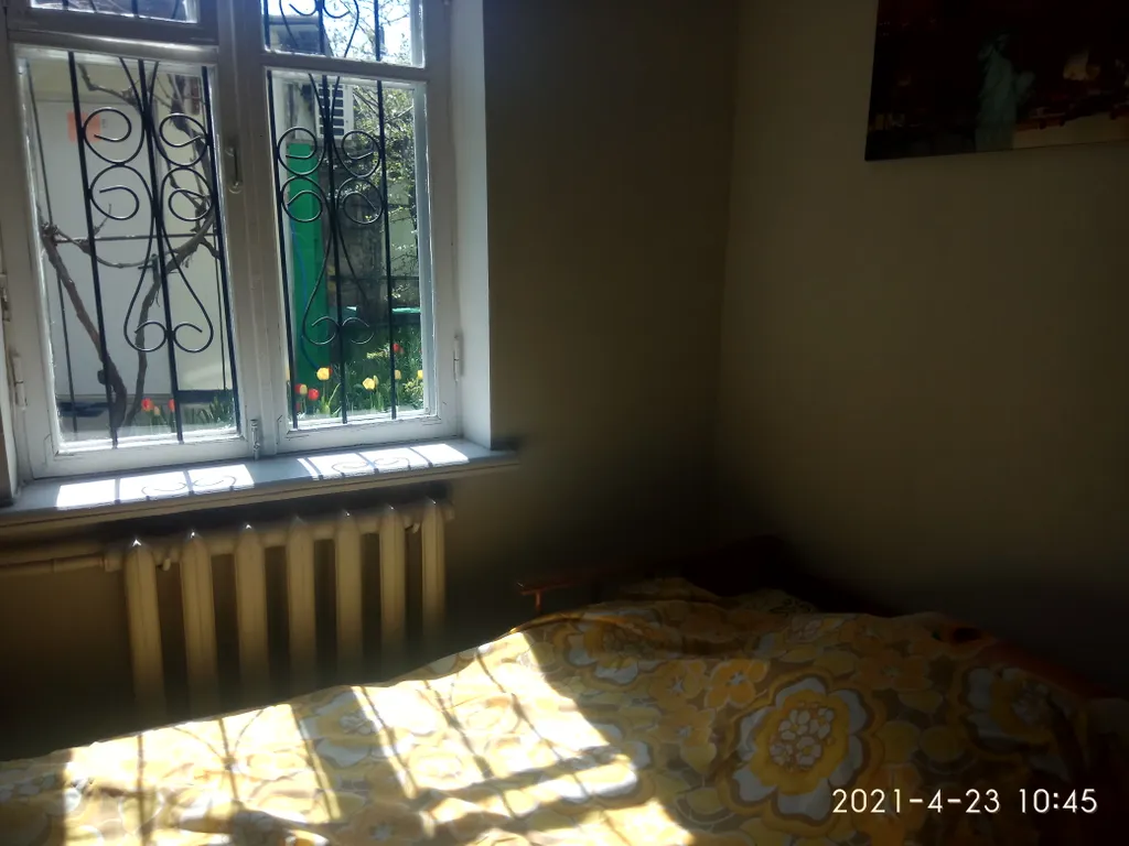 Комната с видом на осенний двор и сад