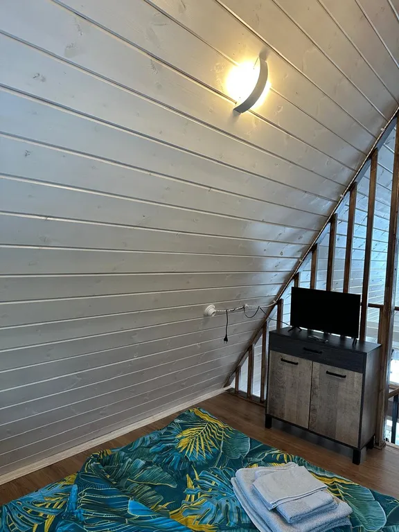 А-фрейм на берегу озера