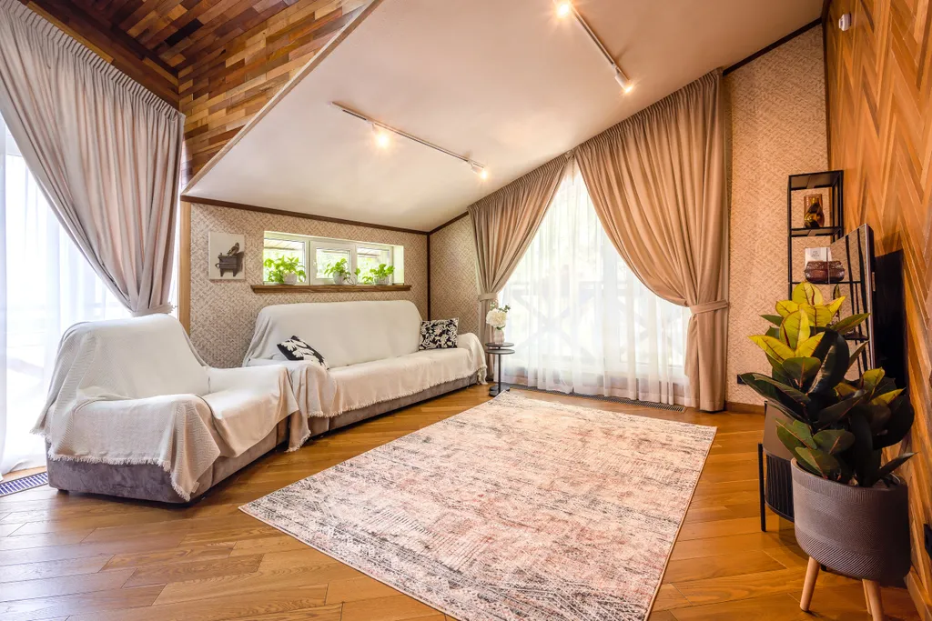 Дом у сквера в центре Поляны