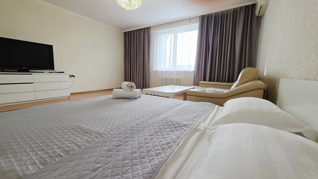 3х комнатная квартира, шикарный вид на байтерек, центр, 3 кровати, диван, 2 санузла