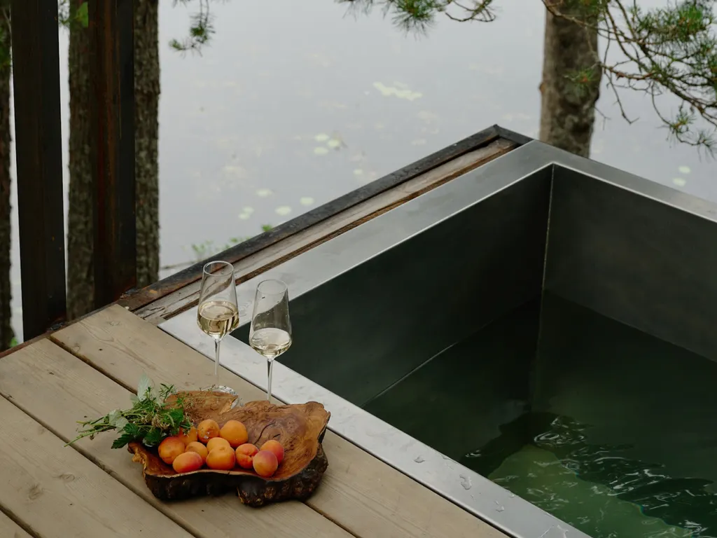 Дом на скале с панорамными окнами на реку Вуоксу