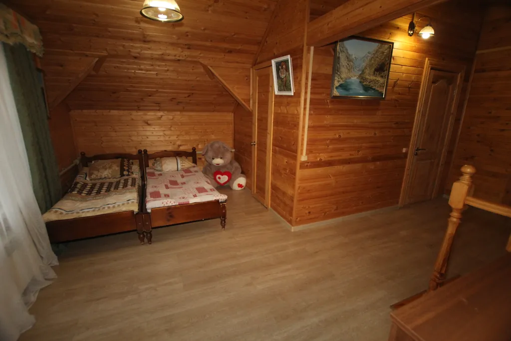 Шикарный дом находится на берегу озера, окруженный хвойным лесом