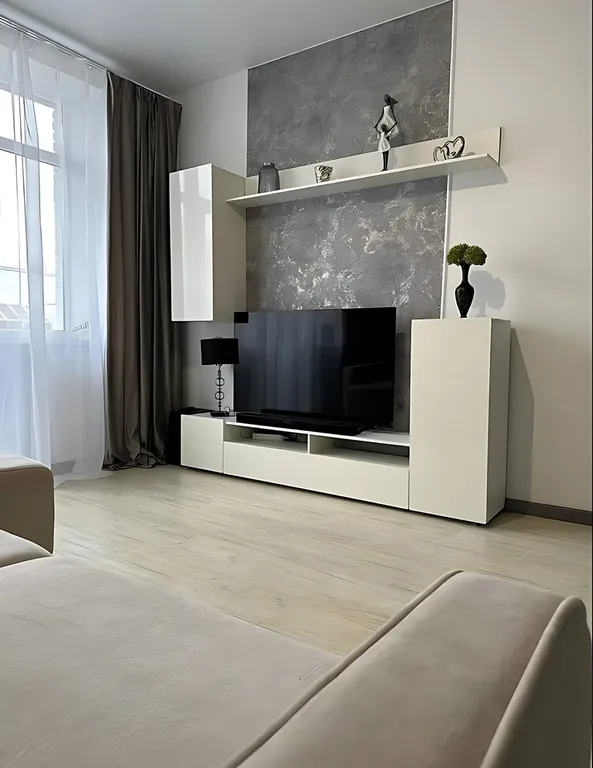 Уютная двухкомнатная квартира в сталинке в центре города