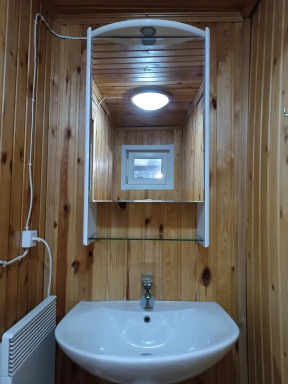 Уютный домик у реки