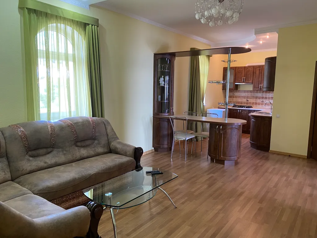 Дом с бассейном для большой компании