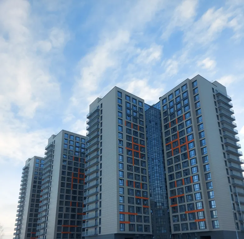 Студия с барной стойкой у окна