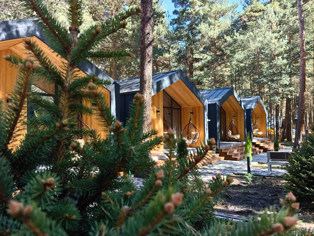 Двухуровневый дом с огромным витражным окном и видом на горы