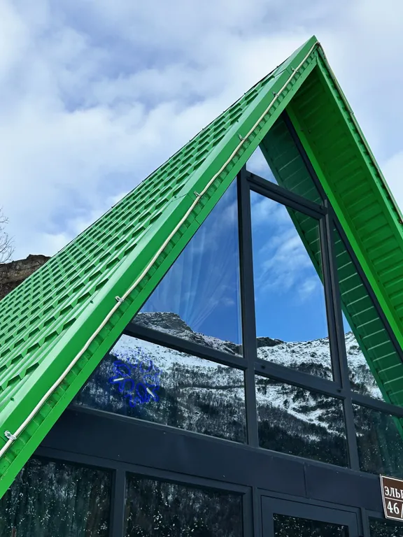 Шале в Приэльбрусье с видом на горные склоны