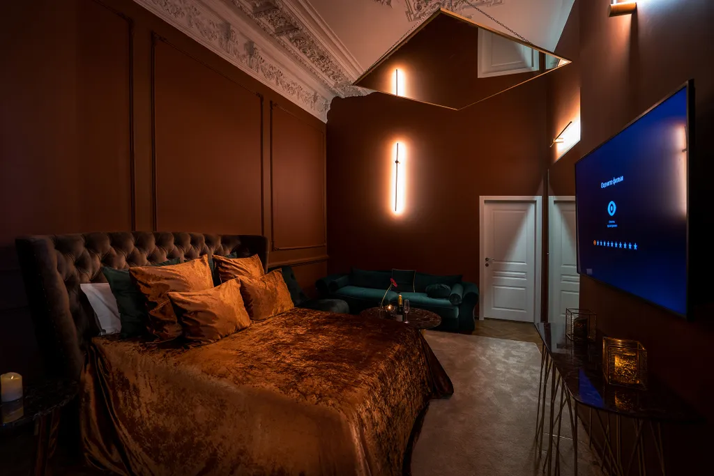 Роскошный номер класса люкс с зеркалами на стенах и потолке