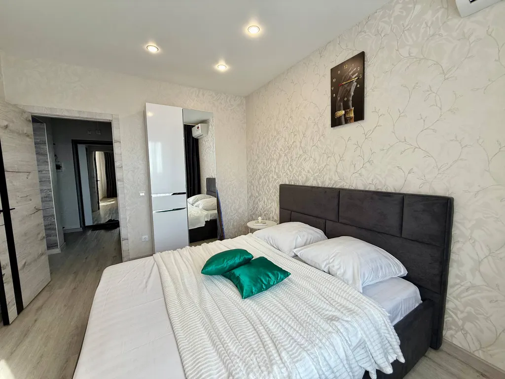 Евродвушка в центре города с красивом видом из окна