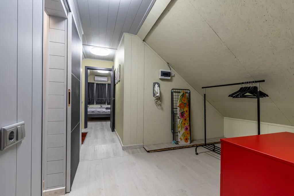 Двухуровневая квартира-студия с отдельной спальней