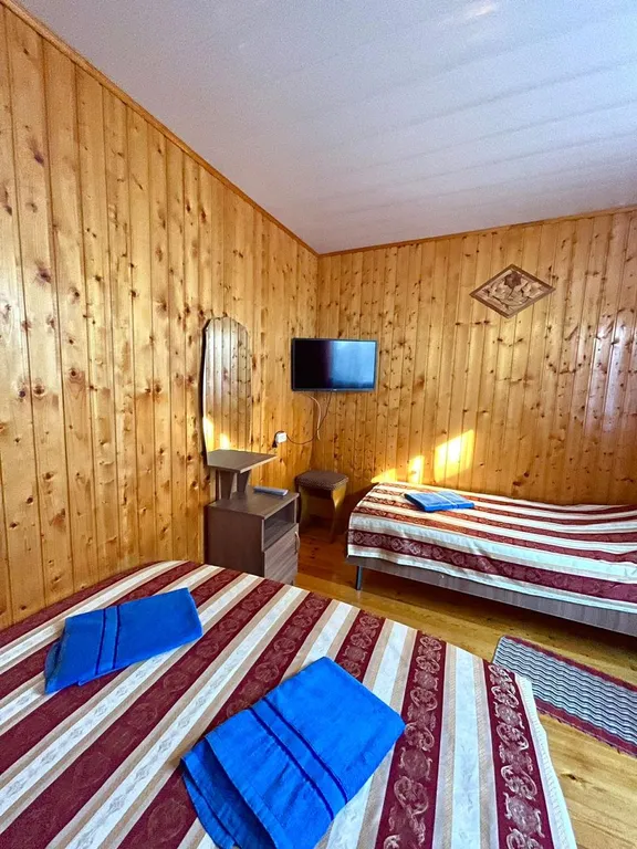 Коттедж Трехкомнатные апартаменты с балконом и с отдельным входом на земле — Анапа