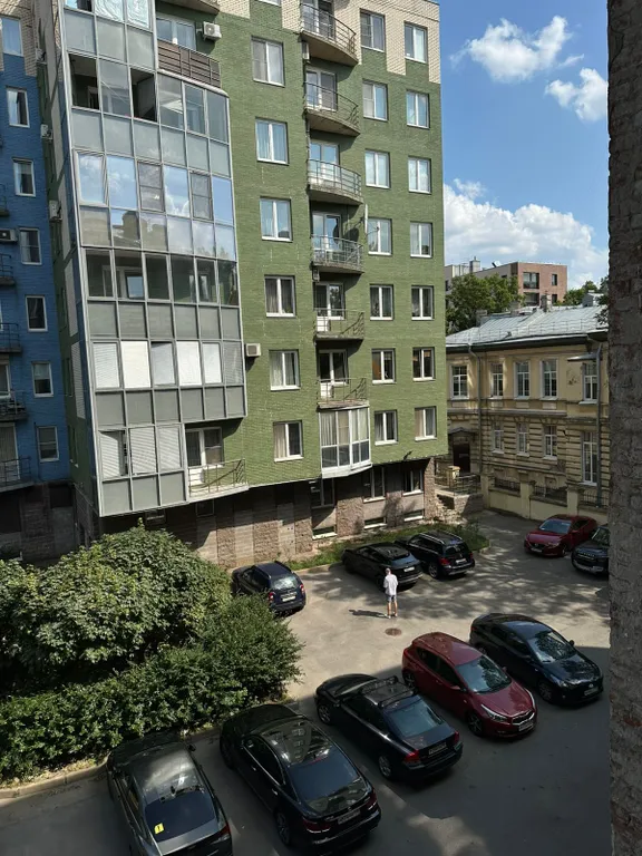 Новая теплая студия в красных тонах с авторским интерьером, центр ВО