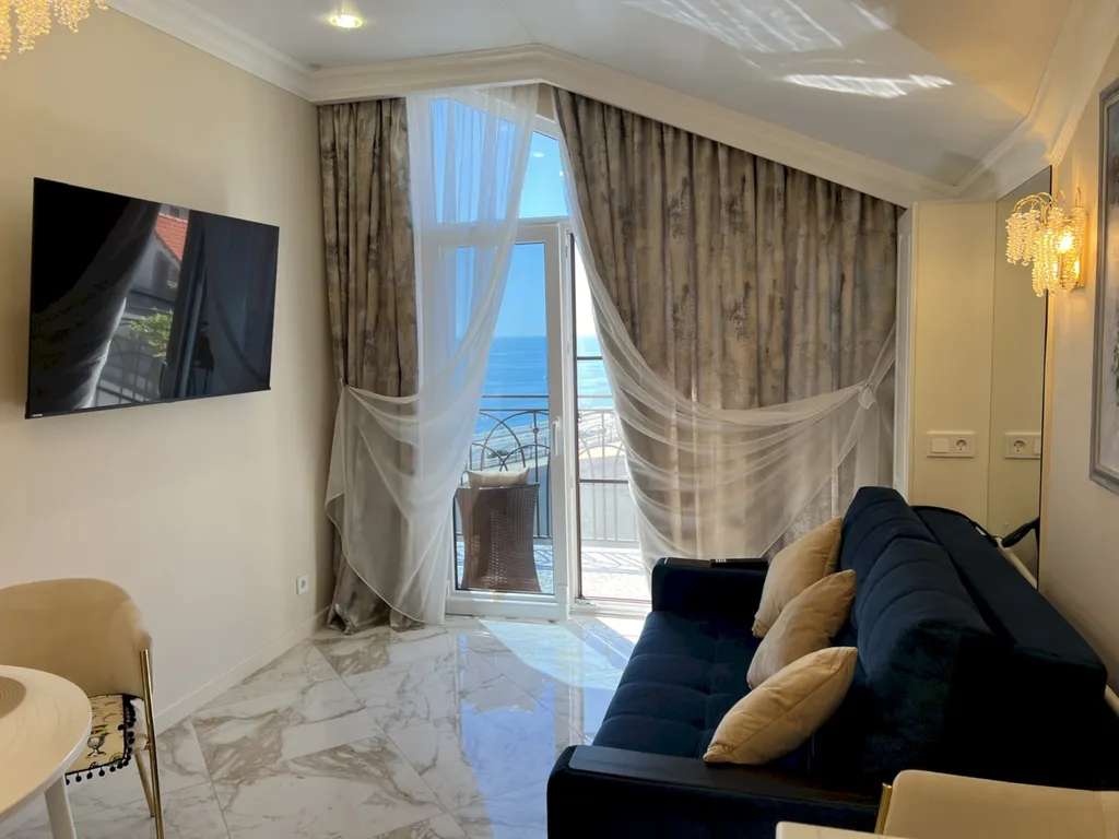 Квартира с балконом и видом на открытое море, Толстый мыс