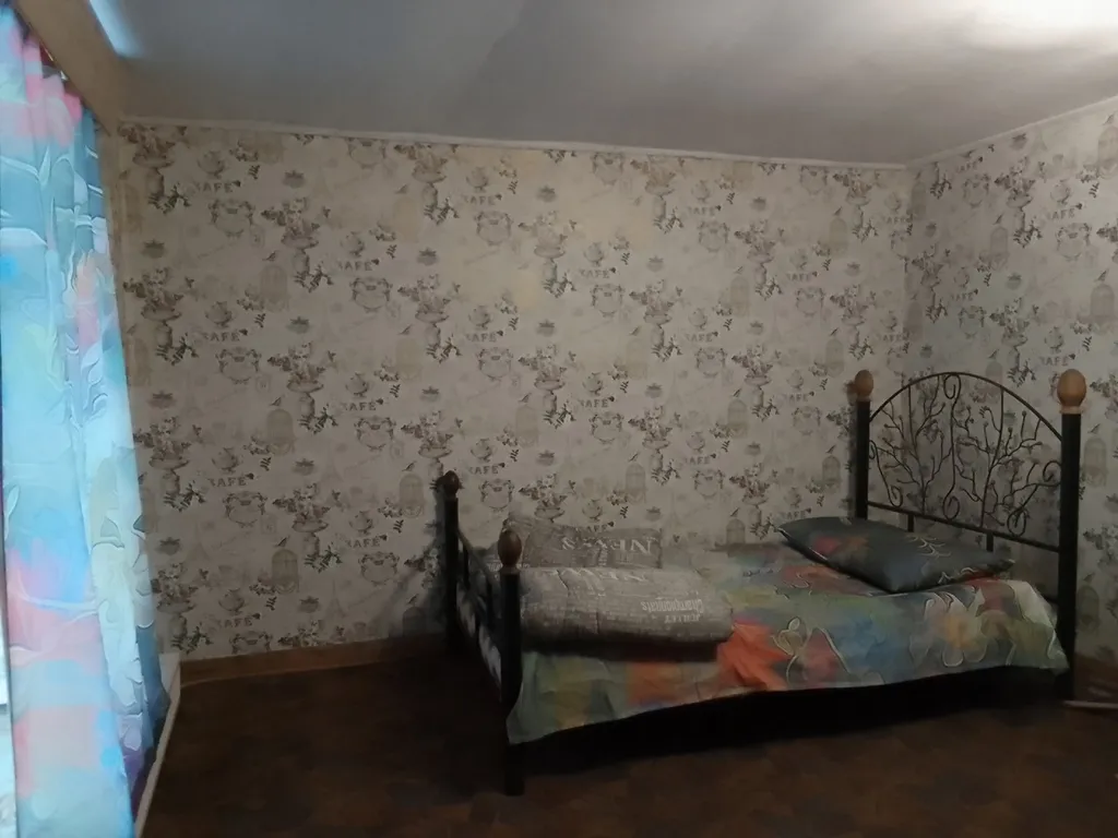 Коттедж на берегу пруда с бассейном