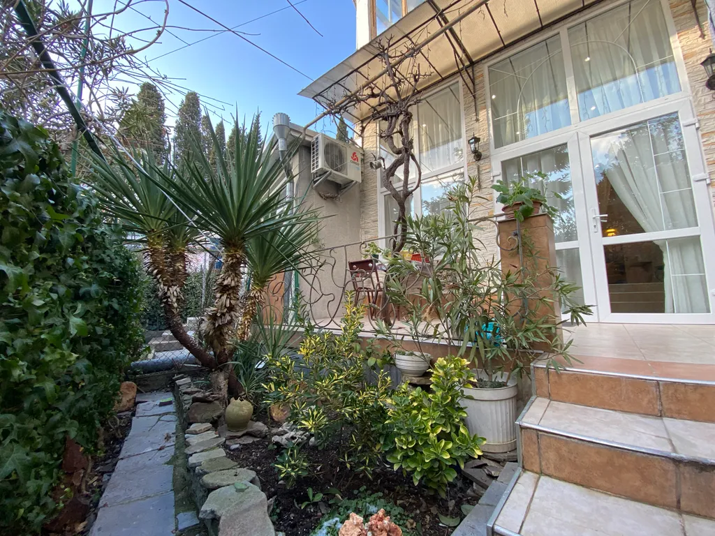 Двухкомнатная квартира возле набережной Ялты