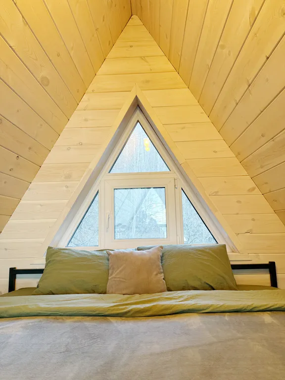 Домик на холме с видом на Байкал