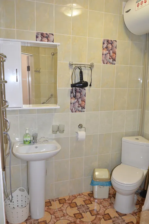 Пол дома с отдельным входом и двором