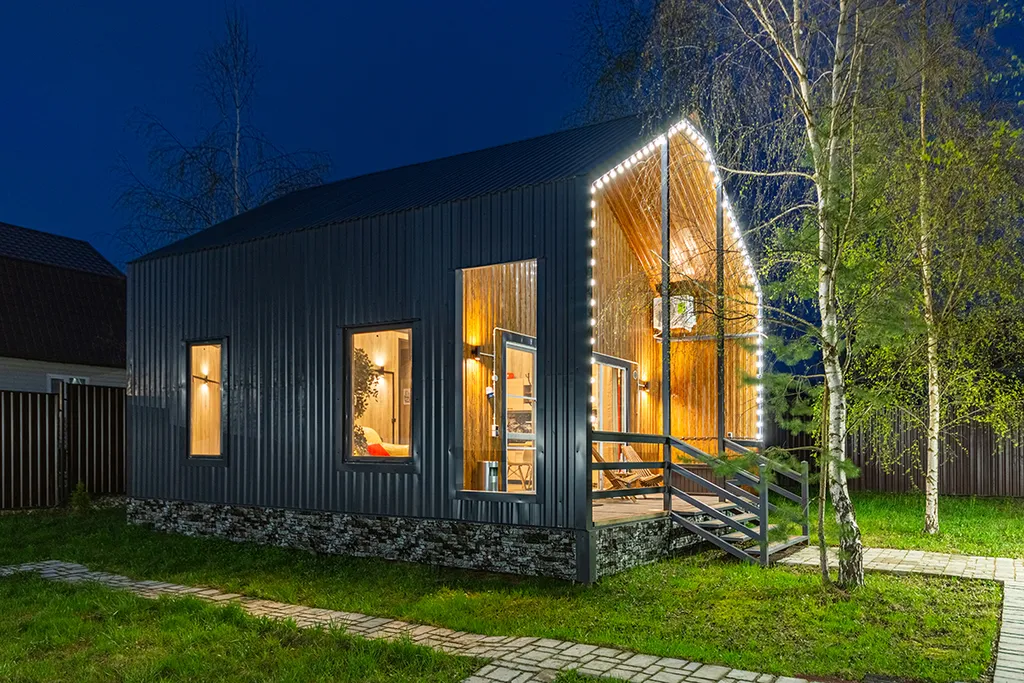 Дом с купелью и сауной, костровой зоной, мангалом и качелями