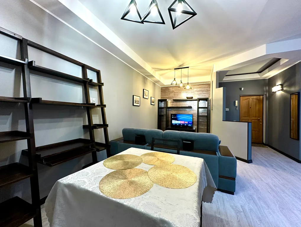 Двухкомнатная студия. Идеальная локация. Парковка во дворе.