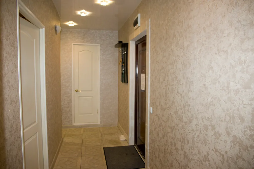 Просторная двухкомнатная с большой кухней у ДК Металлургов