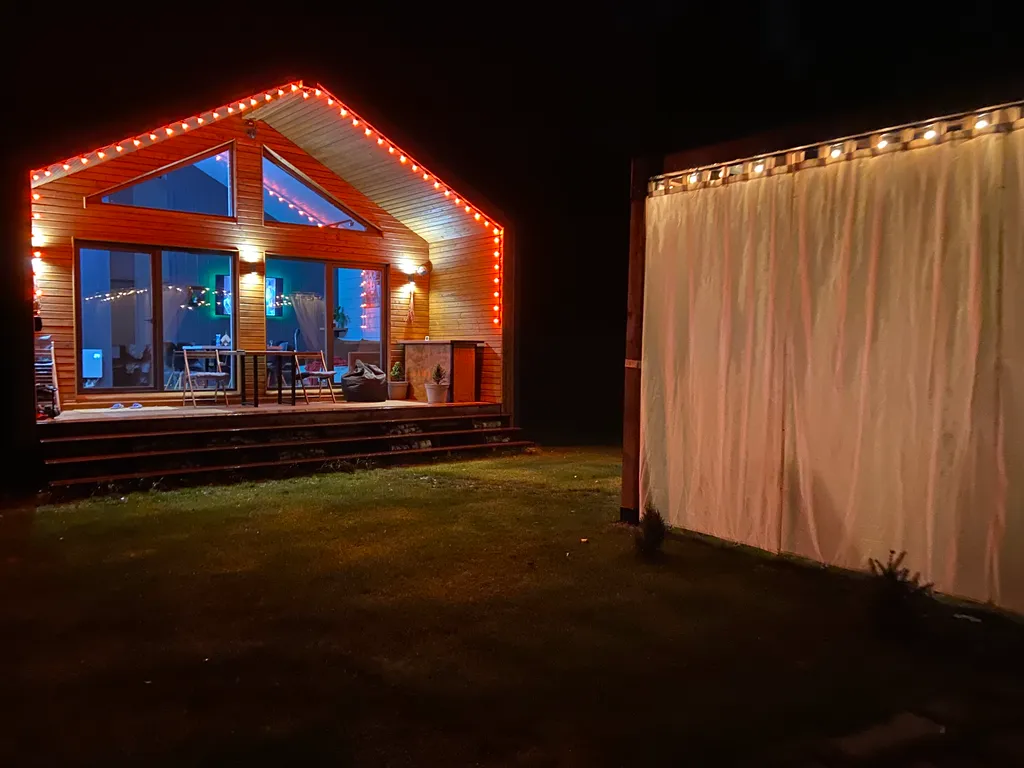 Дом в стиле Barn house в окружении леса