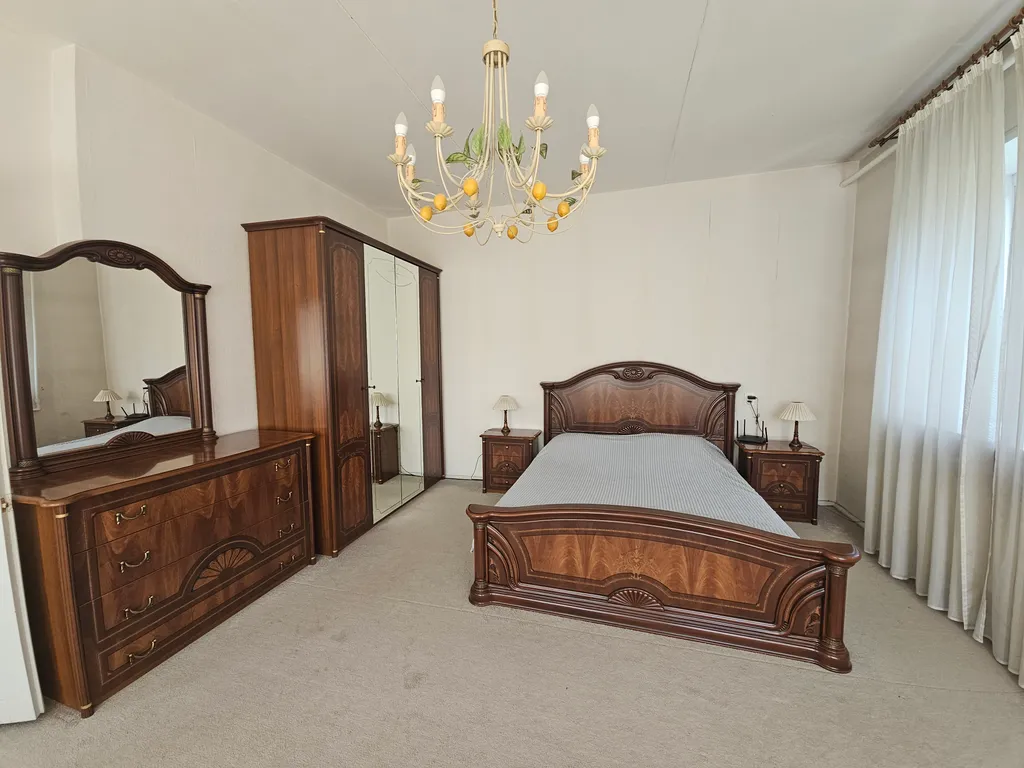 Большой дом в черте города