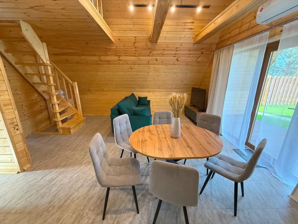 Дом шалаш 2-комнатный у леса