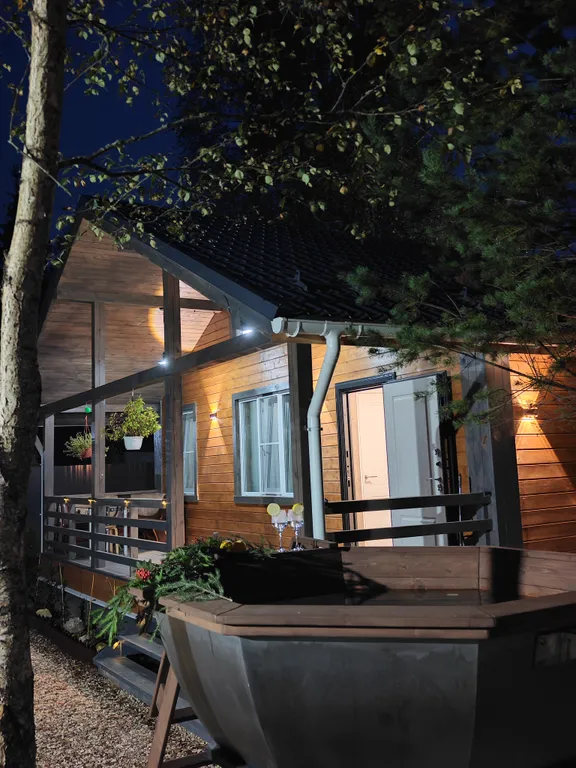 Уютный домик у леса с чаном