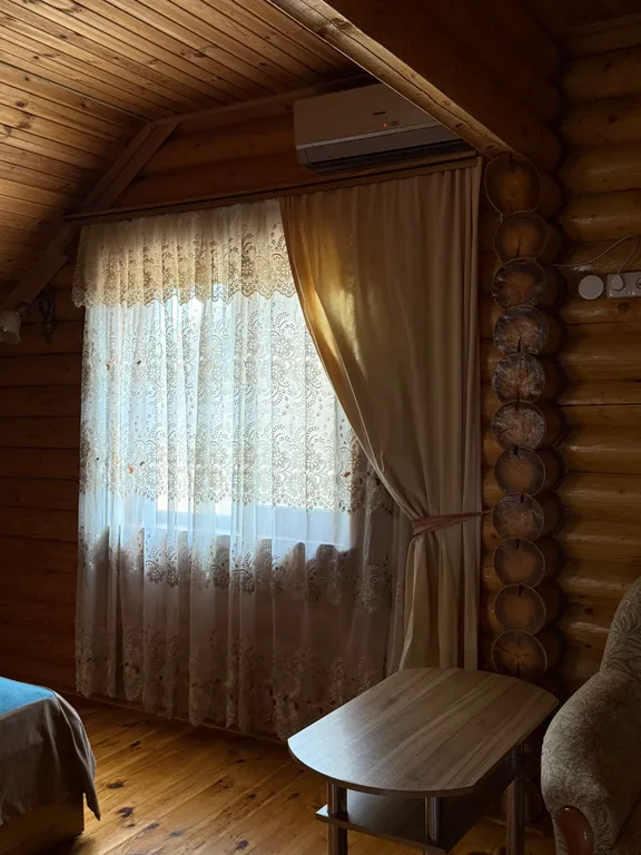 Деревянный домик возле моря