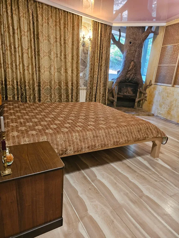 Дом в лесу с каминным деревом внутри