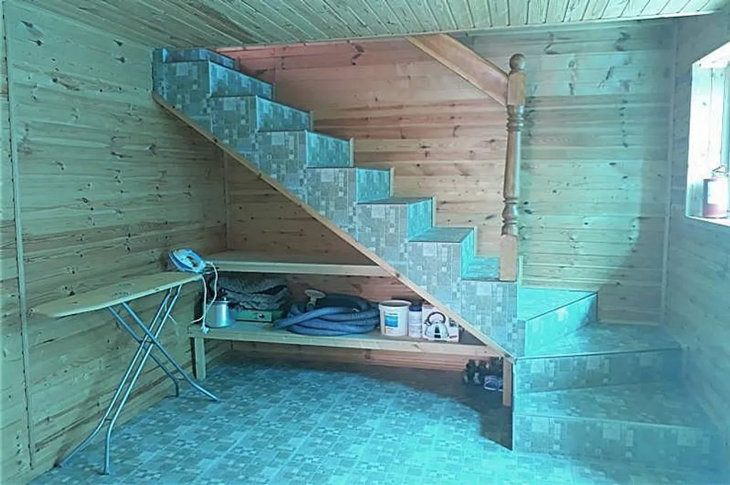 Бревенчатый дом в лесу с бассейном